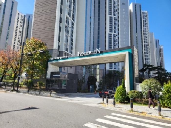- 본건 차량 출입구