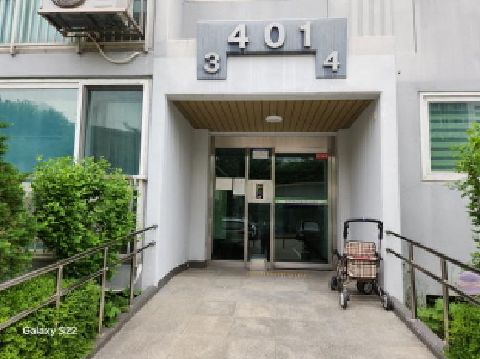 이건 부동산 세대공동출입구