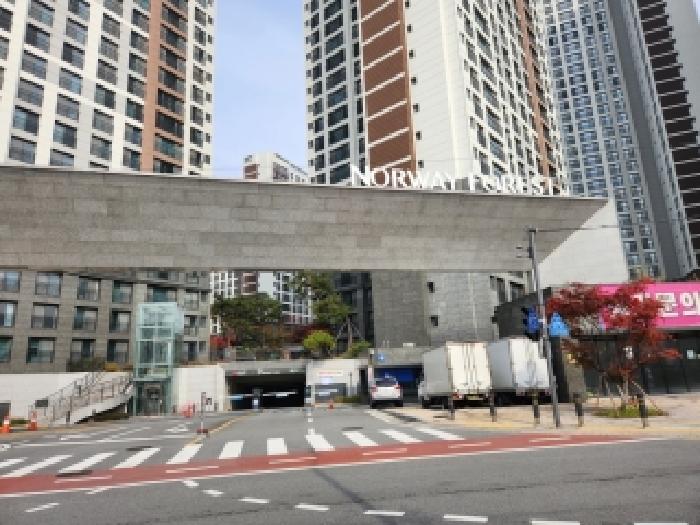 - 본건 아파트 입구