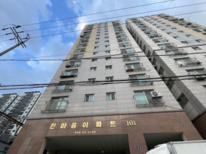 1동 건물의 전경