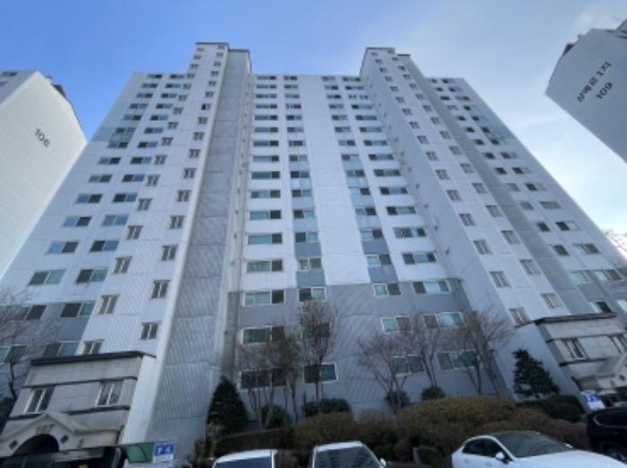 1동 건물의 전경