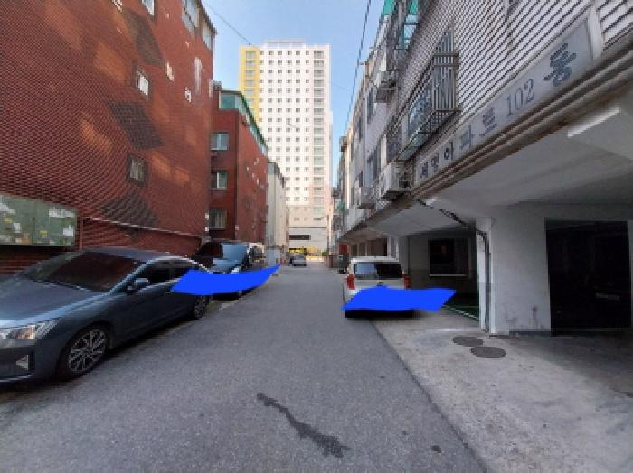 건물 앞 도로