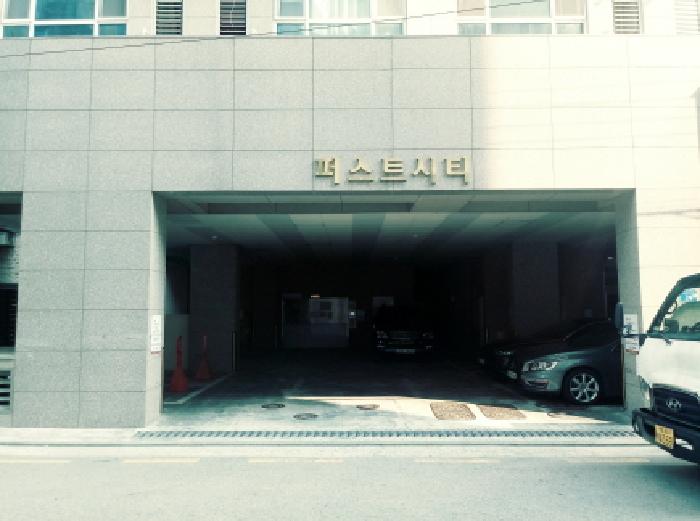 * 출입구 전경