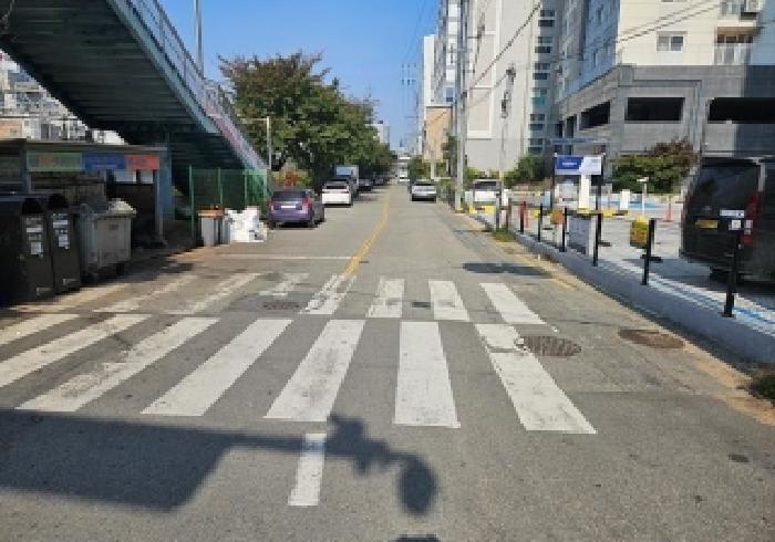 본건 건물 측면 앞 도로변 전경 