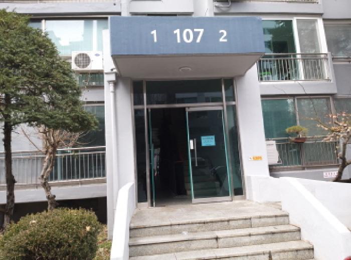 * 본건 목적물 소재 동 공동출입구 전경