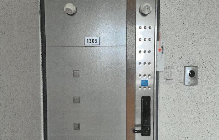 본 건(출입문에 끼워놓은 알림장)