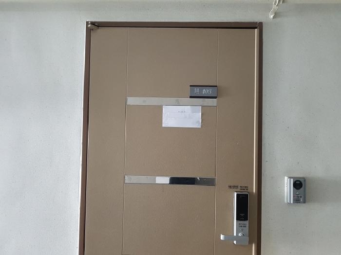 호실 출입문(안내문 부착)