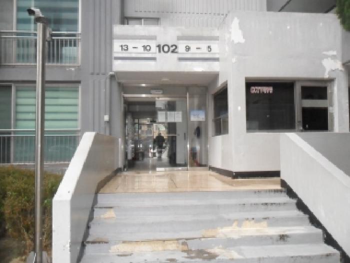 본건 아파트 공동 출입구 모습