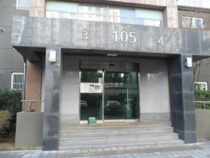 본건 아파트 공동 출입구 모습