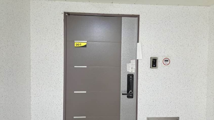 본건 901호 현관문