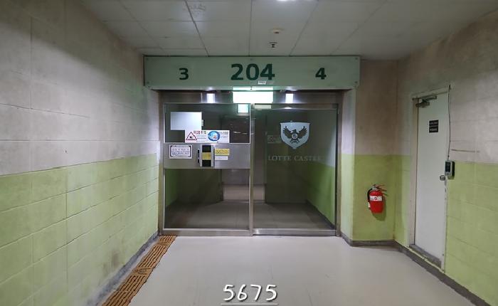 본건 지하 출입구 전경