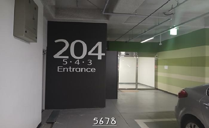 본건 공동 현관앞 전경
