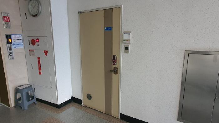 본건 출입문