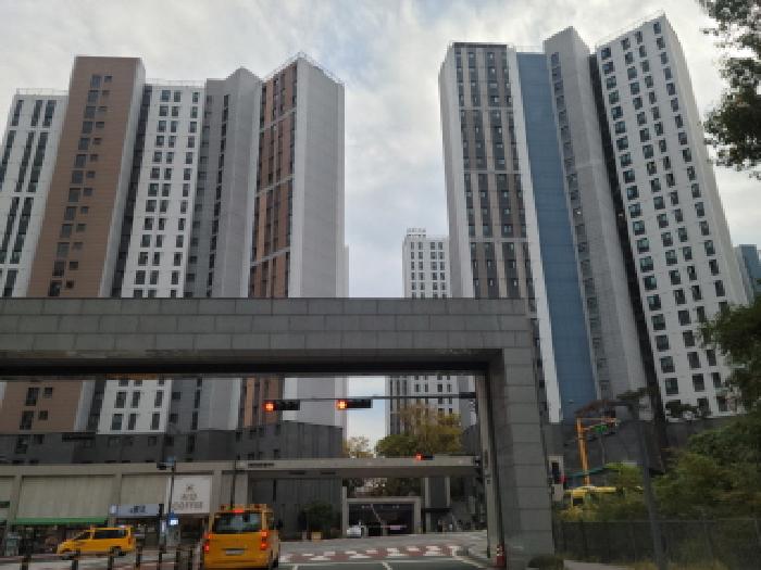 본건
