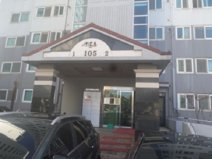 본건 건물이 소재하는 1동건물의 공동출입구 모습