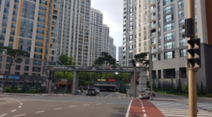아파트 단지 입구 전경