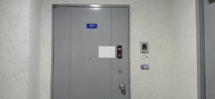 전유세대 출입문(안내문부착)