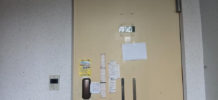 전유세대 출입문(안내문부착)