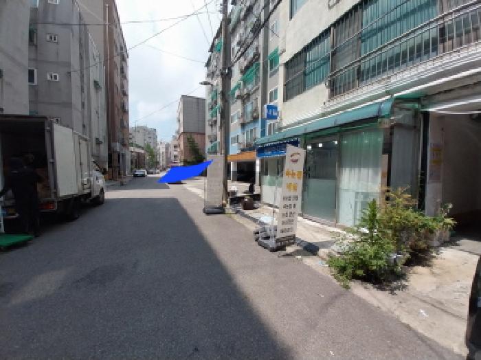 건물 앞 도로