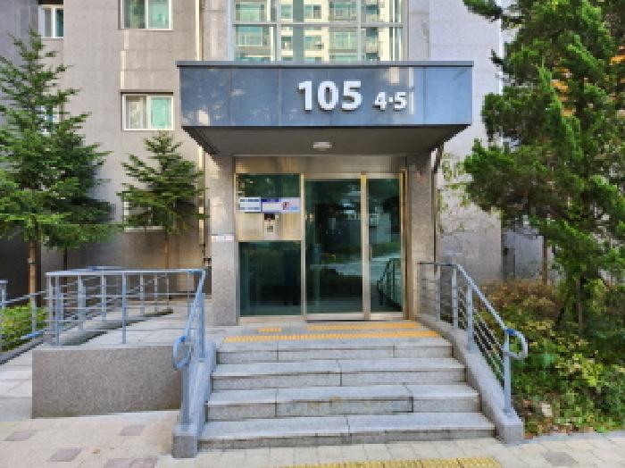 본건 공동현관 출입구