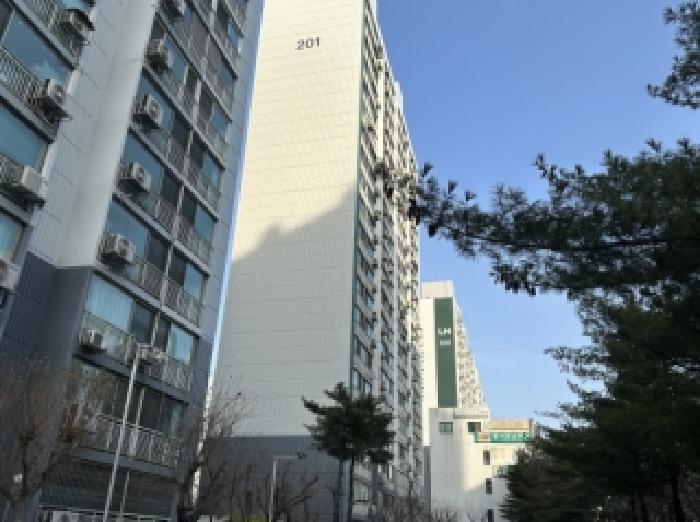 본건