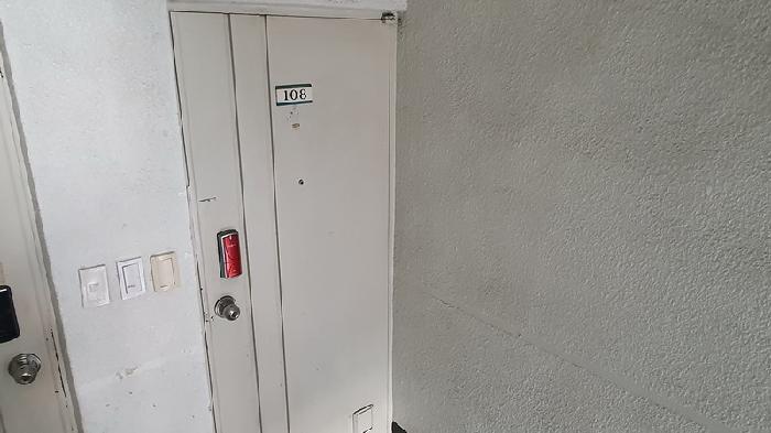 본건 출입문