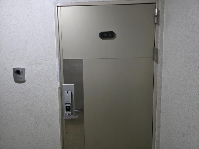 105동 403호 출입문 - 부동산현황조사 안내문 사진