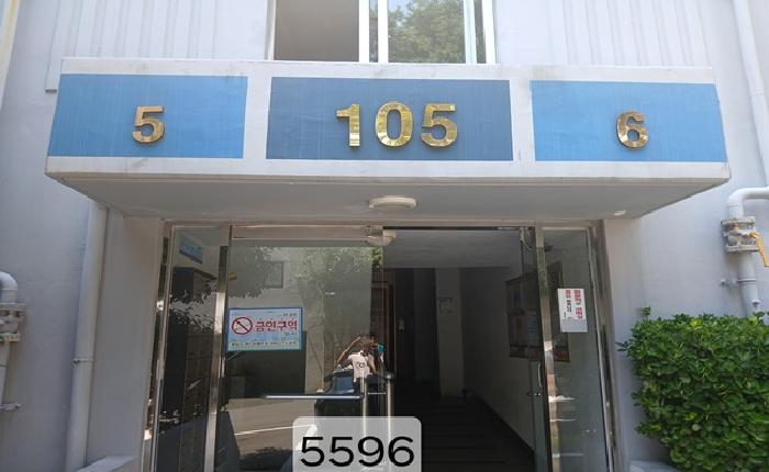 본건 공동 현관앞 전경