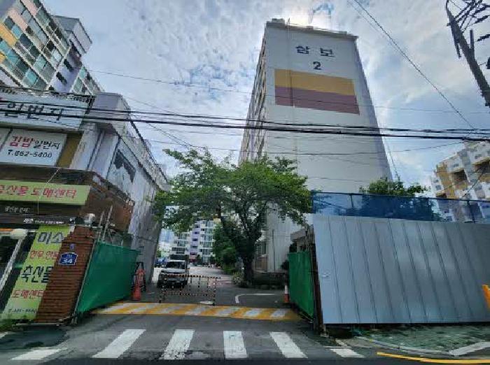 부산광역시 연제구 세병로 34, 2동 4층411호(연산동,삼보아파트)
건물전경:아파트 입구에 바리게이트 있음