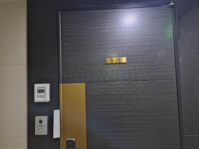 본건 903호 현관문