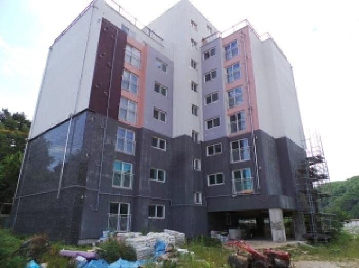 기호 1번 및 기호 2~20번인 포함된 7층 공동주택(아파트) 근거리에서 촬영한 것임