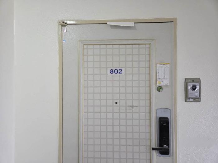 본건 802호 현관문