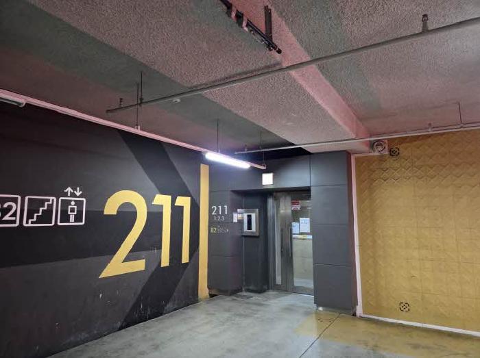 본건 211동 공동출입구
