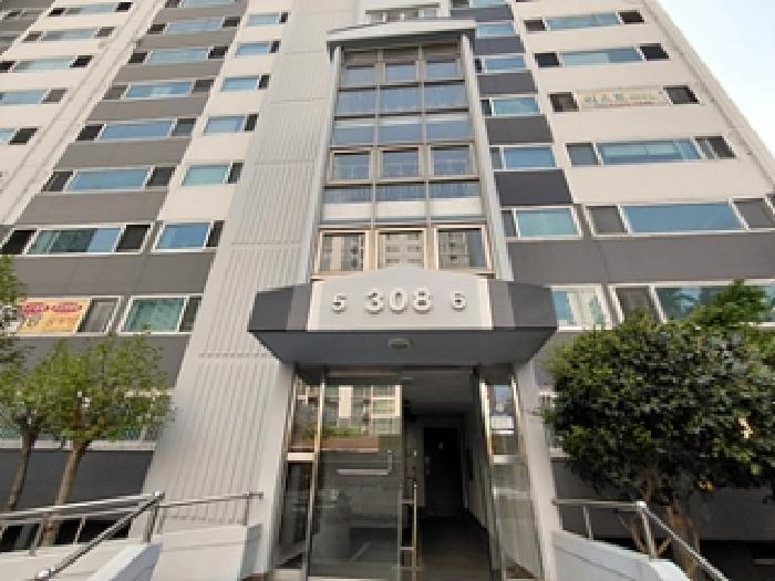 본건 출입구 전경