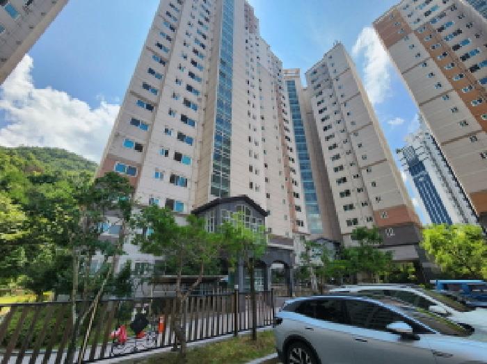 본건 아파트 702동 전경 사진
