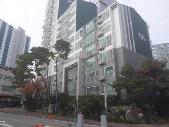 본건 건물이 소재하는 1동건물의 전경