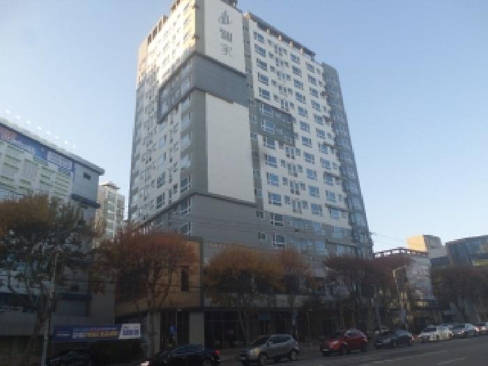 본건 건물이 소재하는 1동건물의 전경