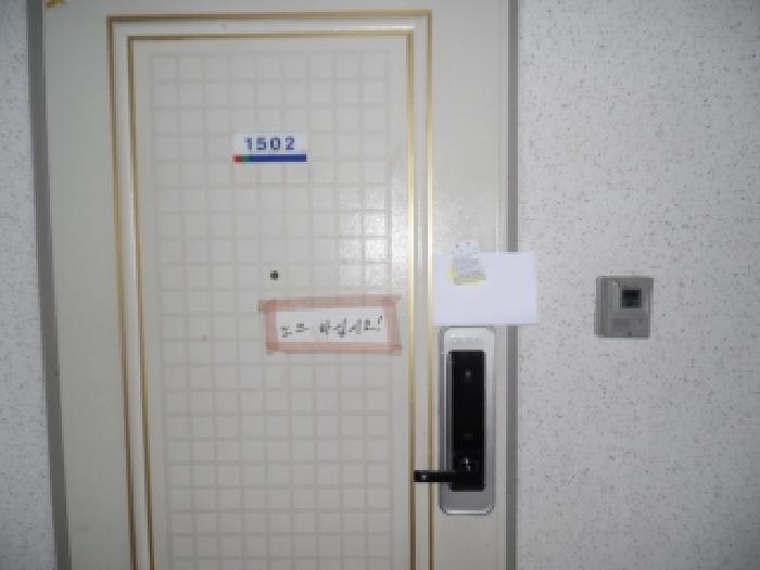 본건 현관문 사진