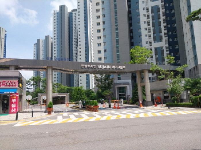 아파트 정문