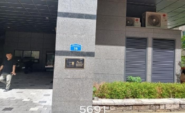 본건 1층 공동 출입구 전경