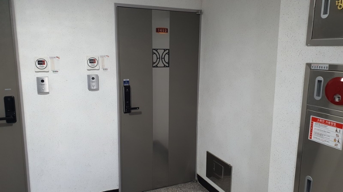 본건 출입문