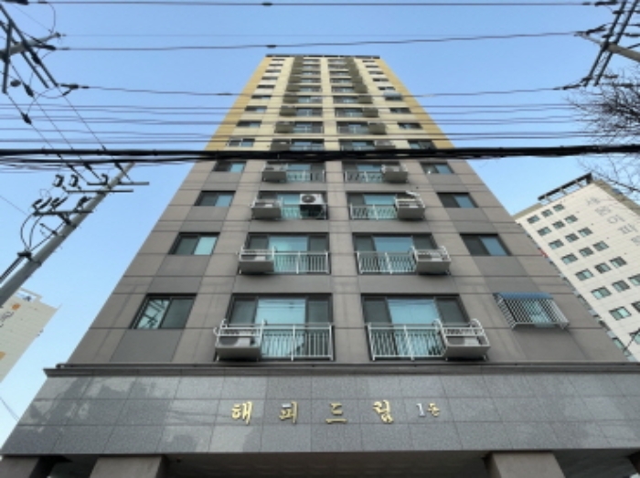 1동 건물의 전경