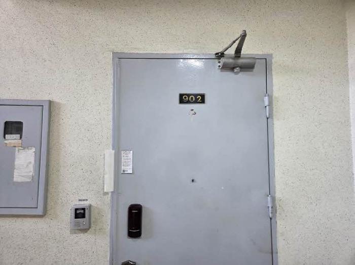 본건 902호 현관문