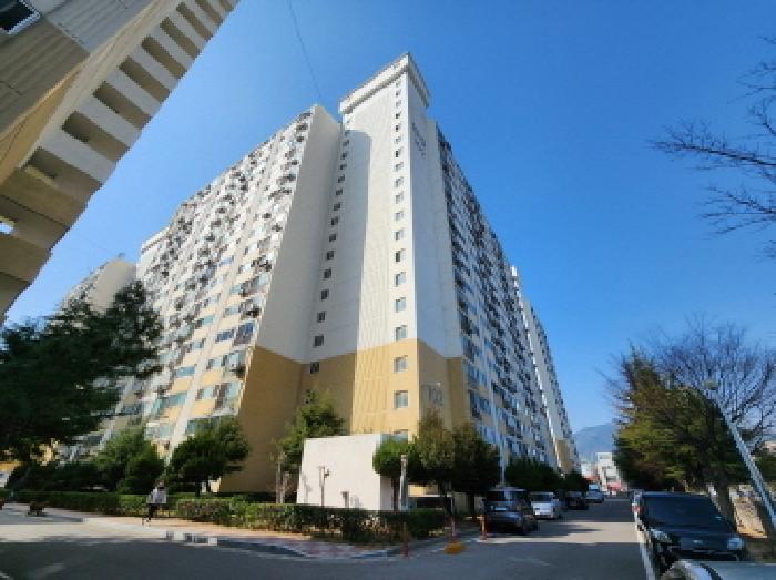 본건 아파트(102동) 전경