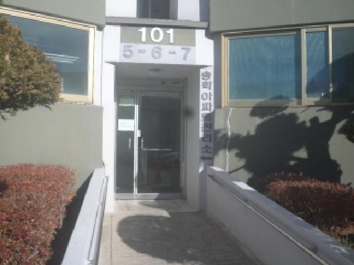 본건 건물이 소재하는 1동건물의 공동출입구 모습