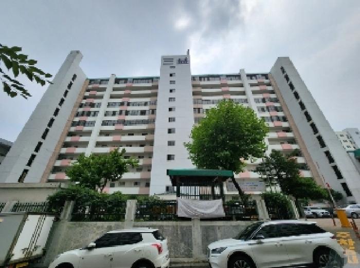 건물 전경(도로 맞은편에서 바라본 전경)