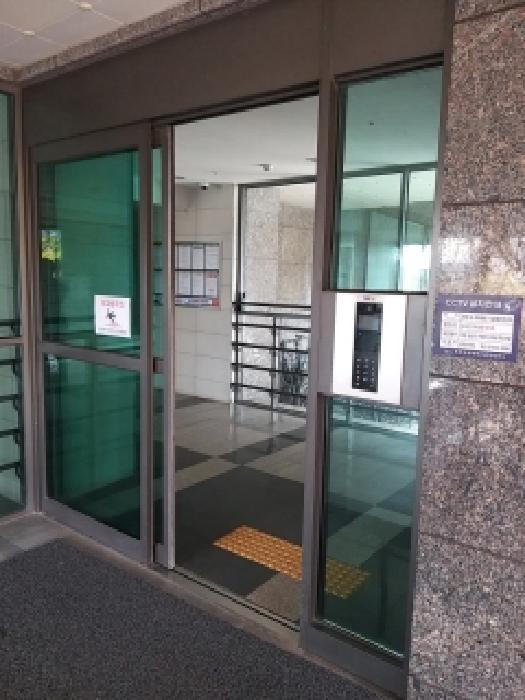 공동 출입문