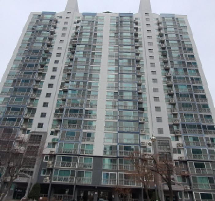 본건 제시목록이 위치한 408동 아파트 전면 전경 