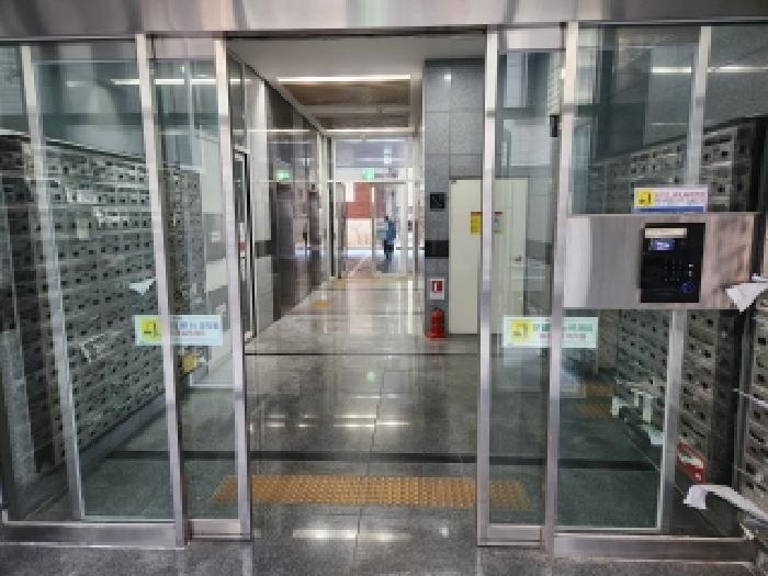 이 건 부동산 세대 공동 출입구