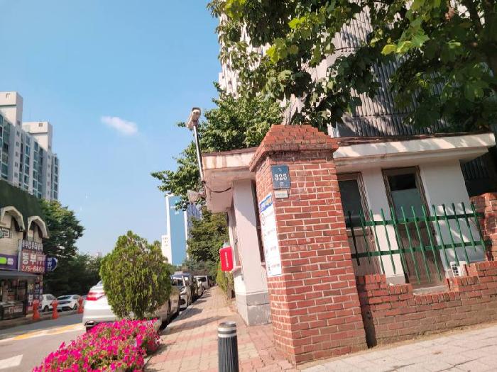 아파트 출입구, 도로명 표지